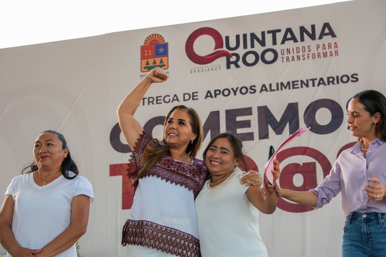 Entrega Mara Lezama más de mil nuevas tarjetas de programa Comemos Tod@s en Cancún