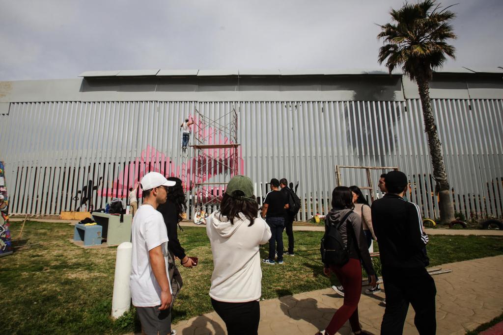 Artistas en México pintan nuevo muro fronterizo de EE.UU. en forma de protesta - artistas-pintan-nuevo-muro-fromterizo-tijuana-3-1024x683