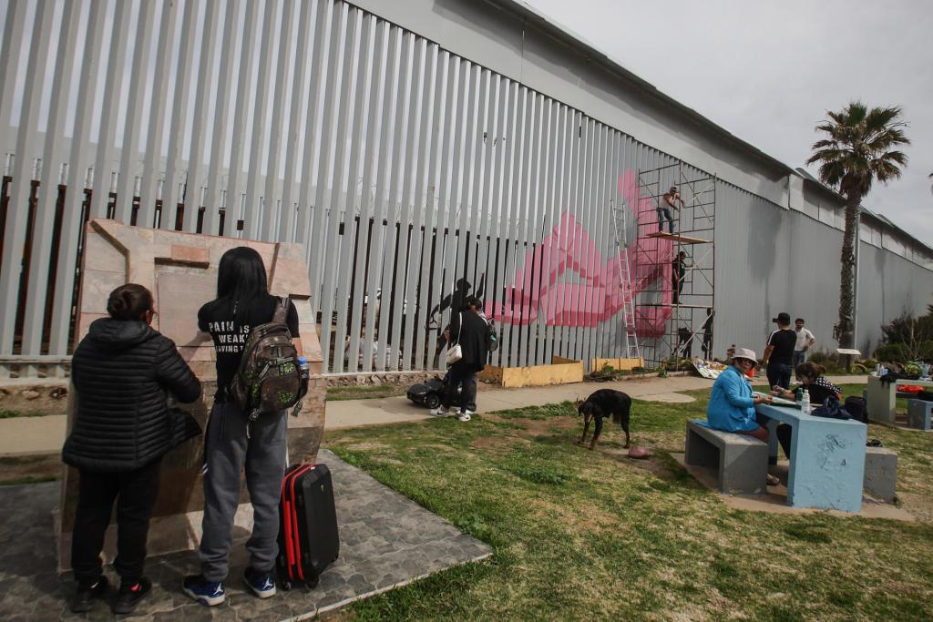 Artistas en México pintan nuevo muro fronterizo de EE.UU. en forma de protesta - artistas-pintan-nuevo-muro-fromterizo-tijuana-2-1024x683