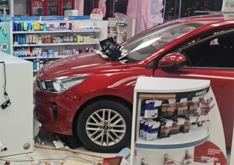 Conductor se estrella contra fachada de farmacia en zona hotelera de Cancún - conductor-se-estrella-contra-fachada-de-farmacia-en-zona-hotelera-de-cancun-2