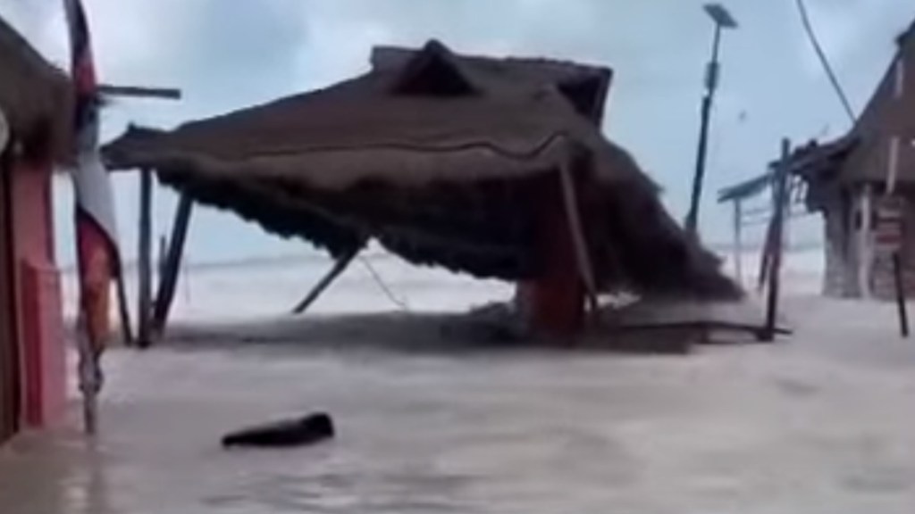 Frente frío provoca severas inundaciones en Holbox, Quintana Roo