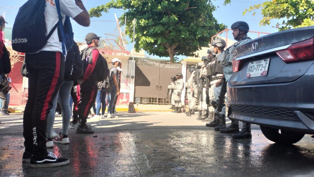 Guardia Nacional y estudiantes se enfrentan en Acapulco; hay 22 detenidos - enfrentamiento-de-la-guardia-nacional-con-estudiantes-en-acapulco-1024x577