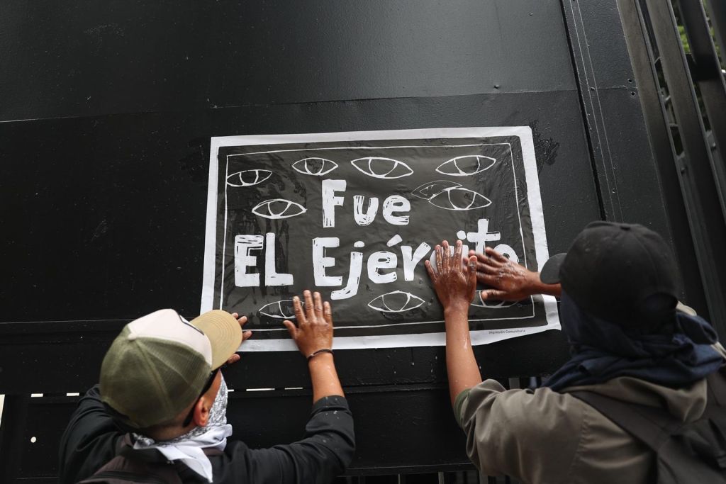 Ayotzinapa manifestación CDMX 43 normalistas desaparecidos Ejército
