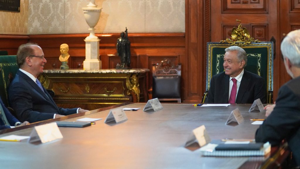 López Obrador se reúne en Palacio Nacional con el presidente de BlackRock, Larry Fink. Foto de X @lopezobrador_