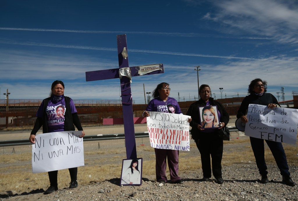 Madre recuerda con una cruz a su hija asesinada y a desaparecidas en frontera México-EE.UU. - cruz-madre-1024x692