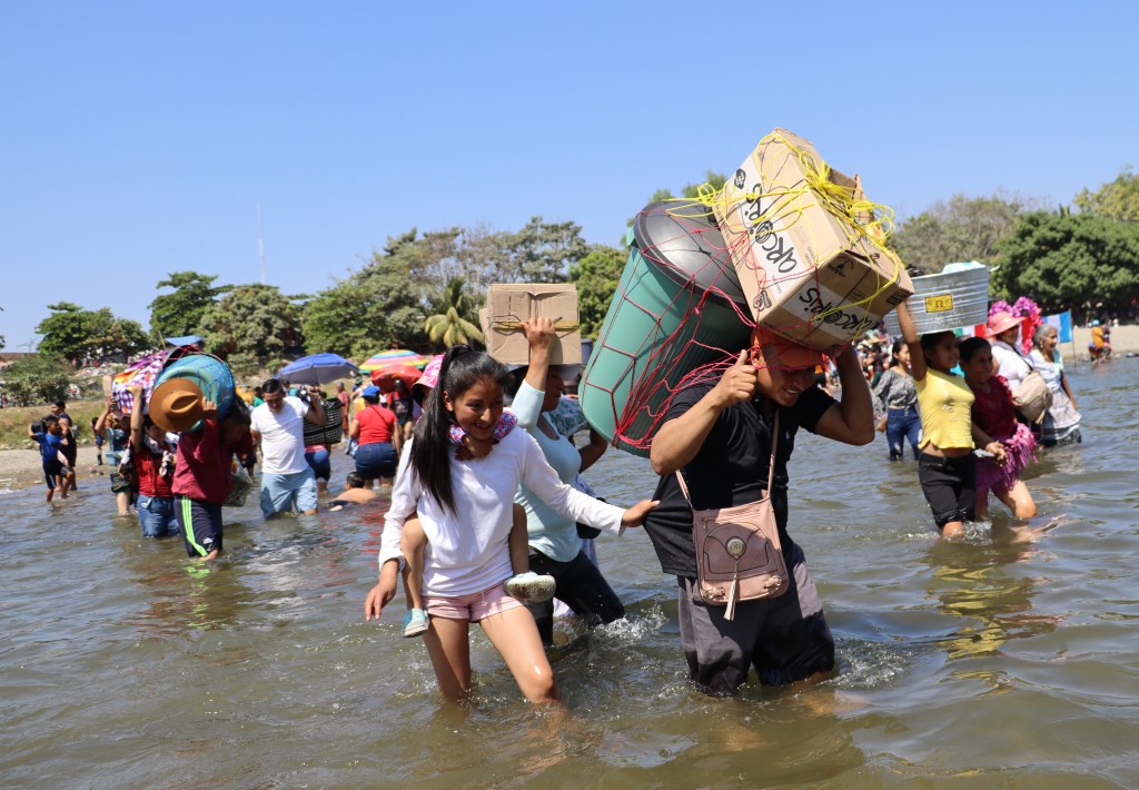 Más de 20 mil guatemaltecos cruzan a Chiapas para la fiesta indígena de la Cuaresma - migrantes-cruzan-2-1024x710