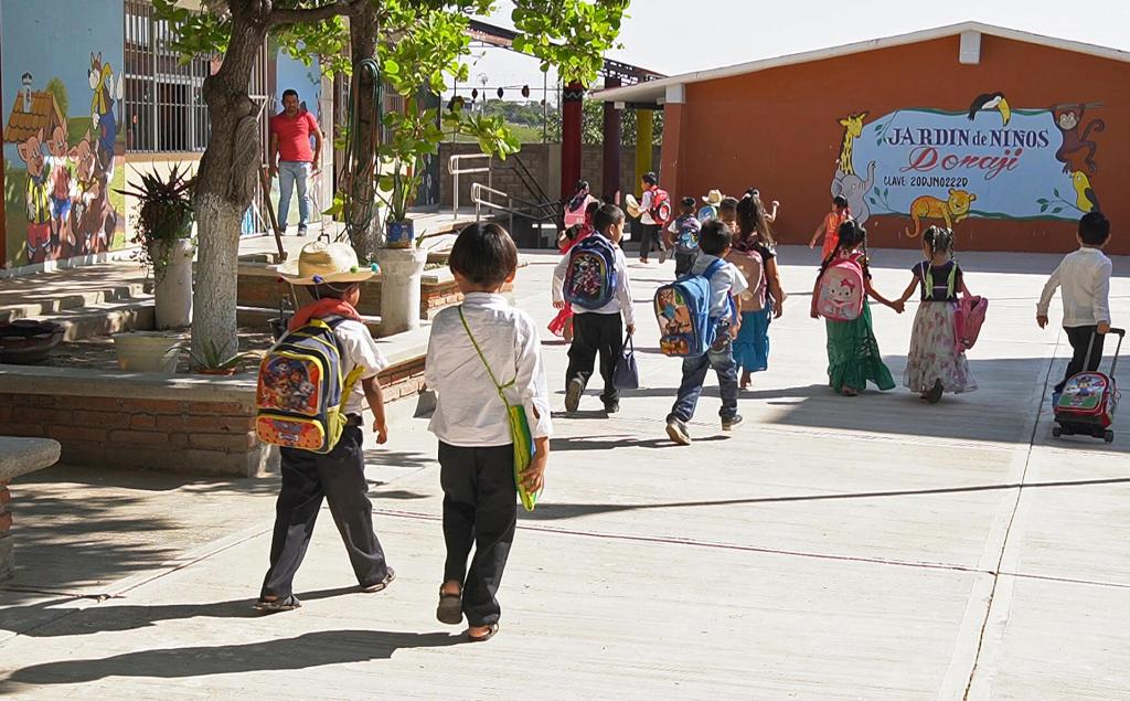 Mujer indígena protege el idioma zapoteco de la extinción en Oaxaca - alumnos-del-jardin-de-ninos-donaji-en-santo-domingo-tehuantepec-oaxaca-1024x635