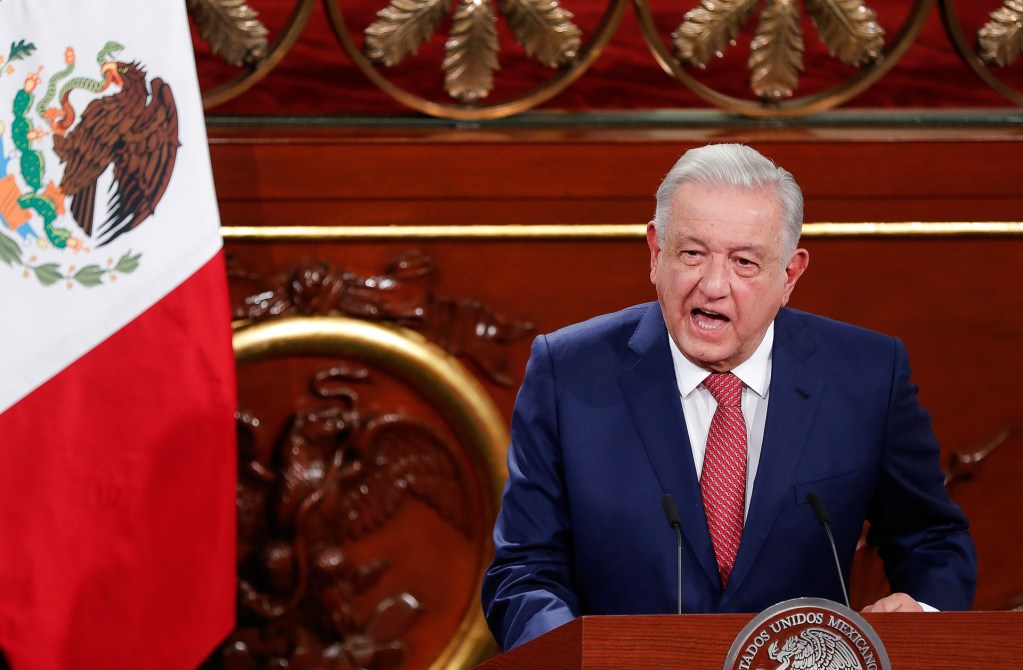 López Obrador presenta ambicioso plan de 20 reformas constitucionales en su último año