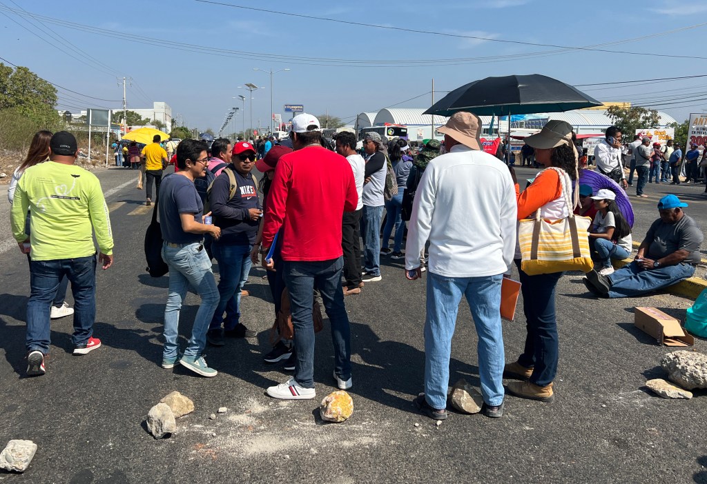 Profesores de Oaxaca realizan 37 bloqueos ante visita de López Obrador - bloqueos-oaxaca2-1024x702