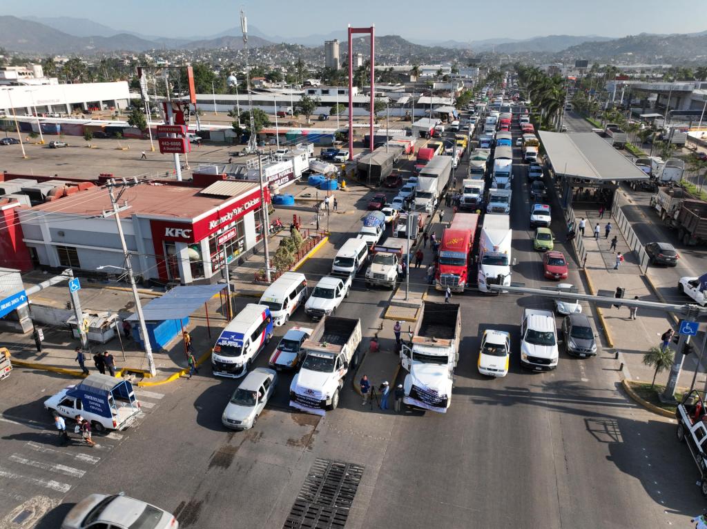 Transportistas paralizan las carreteras para denunciar alza en la violencia - paro-de-transportistas-en-acapulco-1024x767