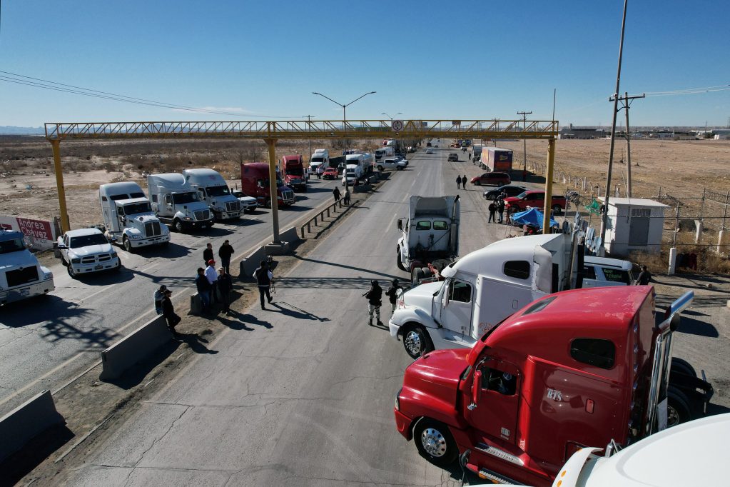 Transportistas protestan por la violencia y cierran varias carreteras en todo México. Foto de EFE