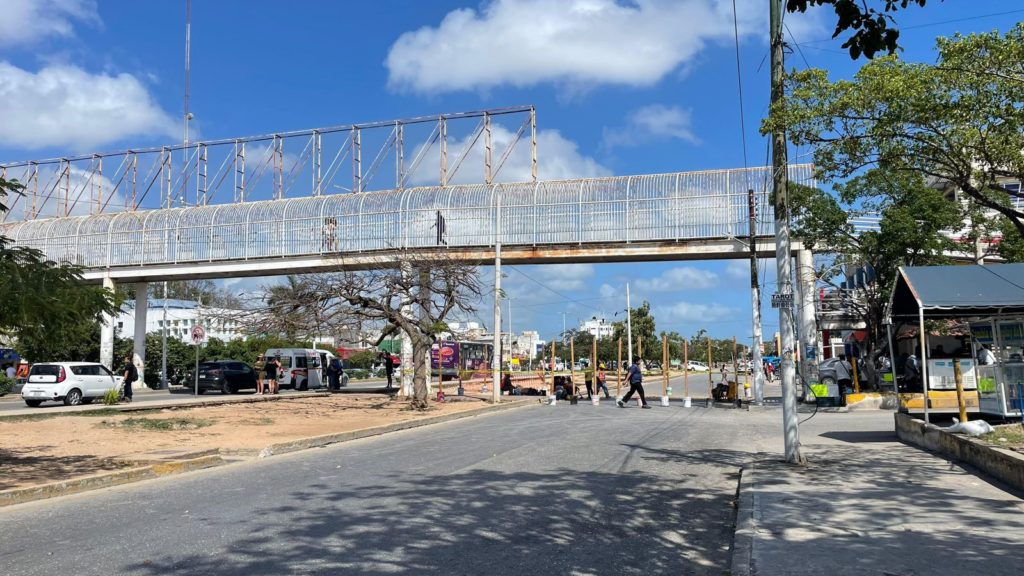 Construyen paso peatonal en la Avenida Tulum porque no usan el puente