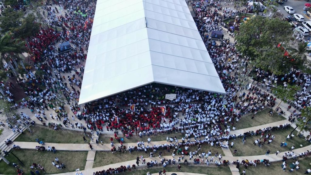 Una marea guinda conformada por miles de solidarenses reciben a Claudia Sheinbaum