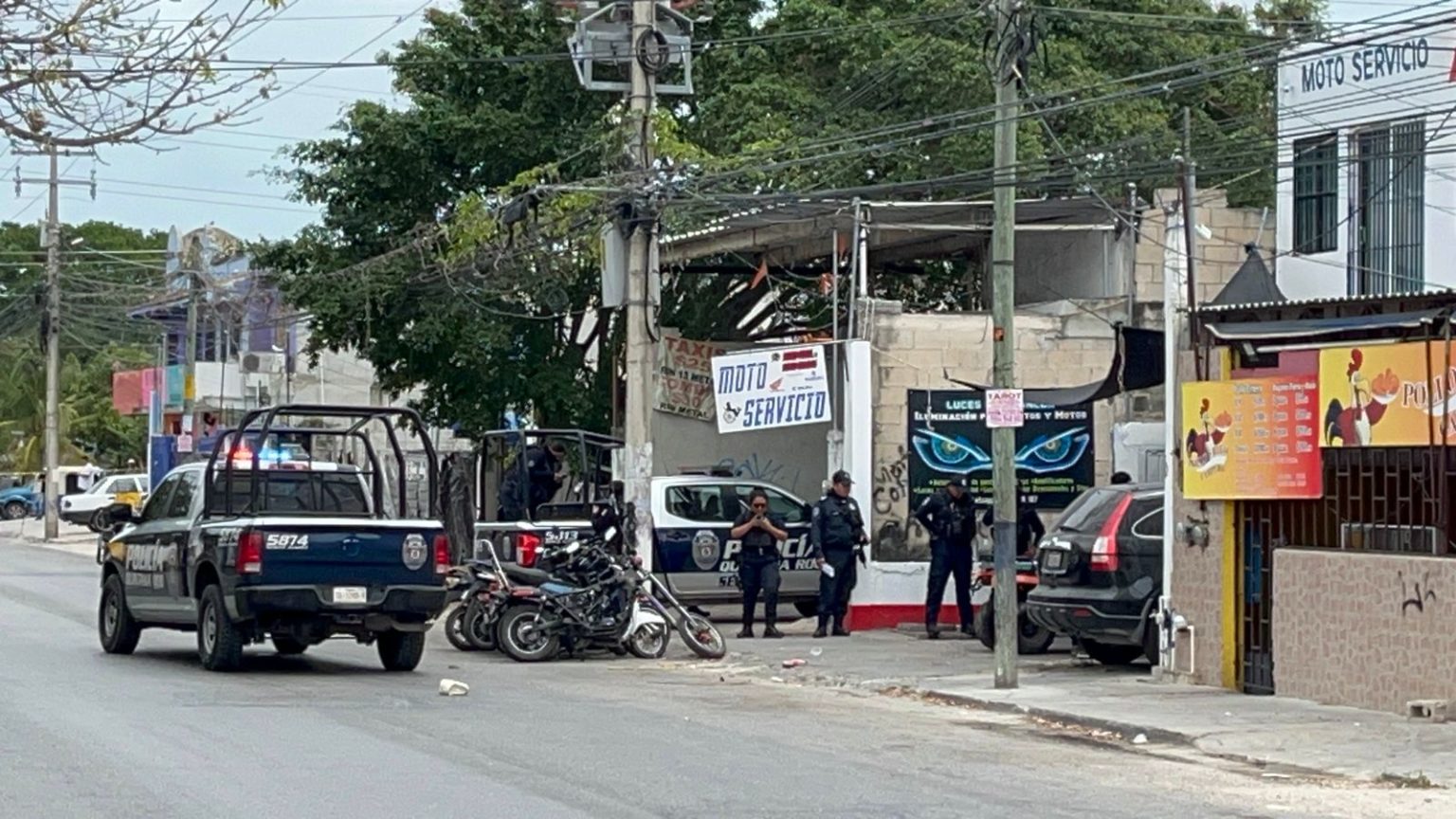 Intentan ejecutar a mecánicos de motos en Cancún