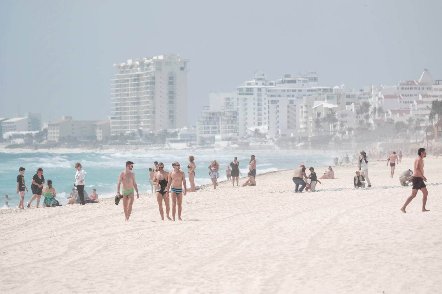 Garantizada la seguridad a los bañistas en playas de Cancún con los guardavidas