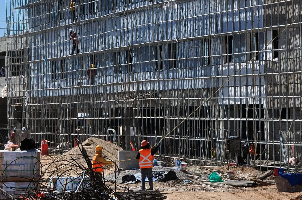 Auge del 'nearshoring' agudiza la crisis de vivienda en la frontera norte de México - obreros-en-ciudad-juarez-sector-de-la-construccion-1024x679