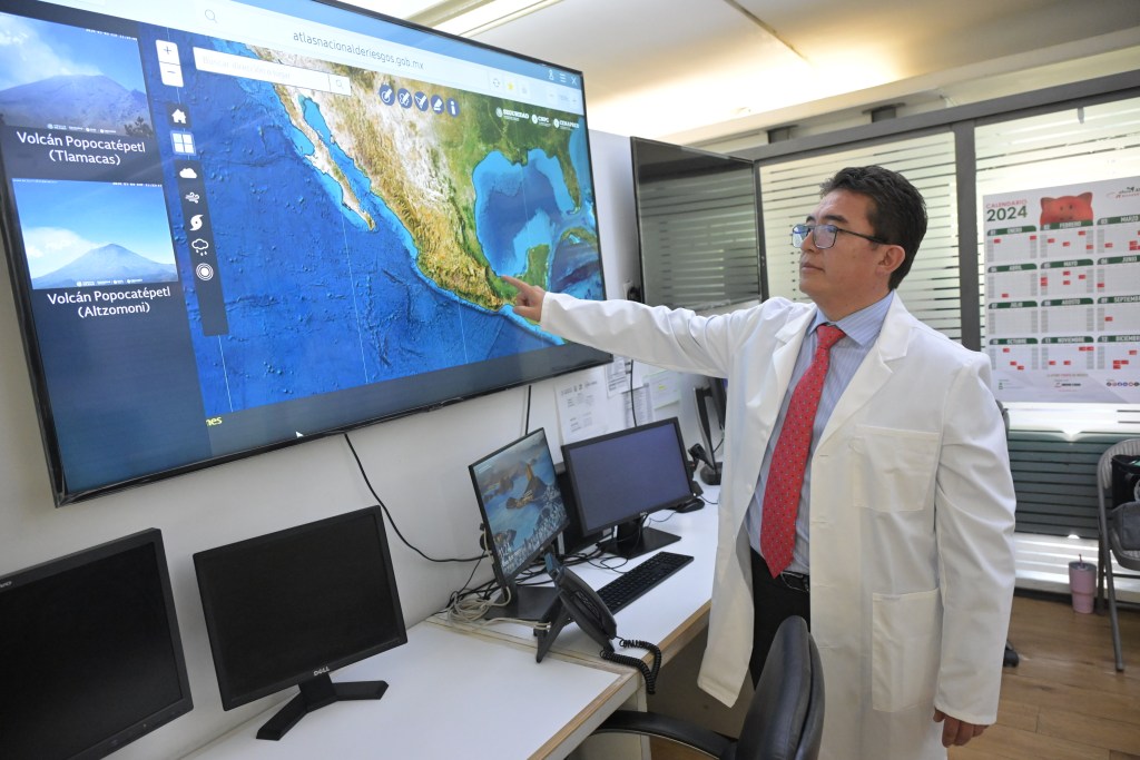 IMSS recomienda usar cubrebocas y goggles por ceniza del Popocatépetl - doctor-mejia-morales-del-imss-1024x683