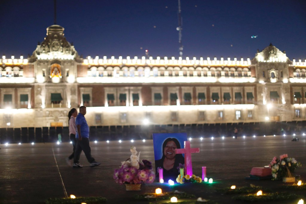 Llenan de lápidas el Zócalo de Ciudad de México para recordar a víctimas de feminicidio - zocalo-1024x683