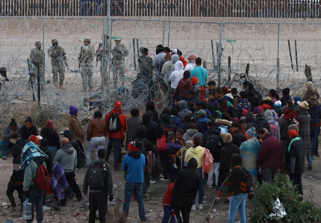 Migrantes acampan en la frontera con EE.UU. entre el caos generado por la ley SB4 de Texas - migrantes-en-cerca-de-alambre-de-navajas-instalada-por-texas-1024x713