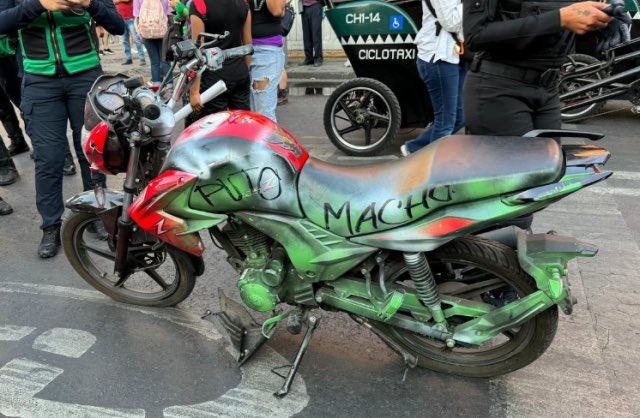 Motociclista que golpeó a mujeres en marcha del 8M abre cuenta para recaudar 6 mdp - moto