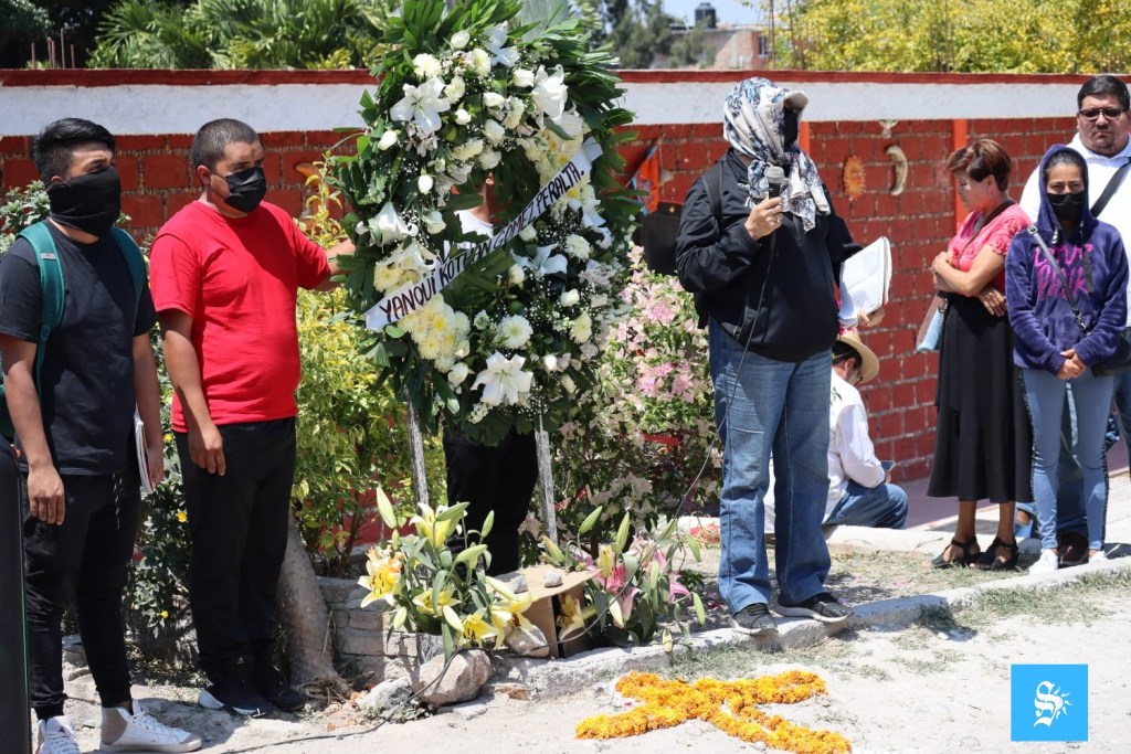 Normalistas protestan en Chilpancingo por asesinato de compañero - corona-funebre-en-memoria-del-normalista-asesinado-en-chilpancingo-1024x683