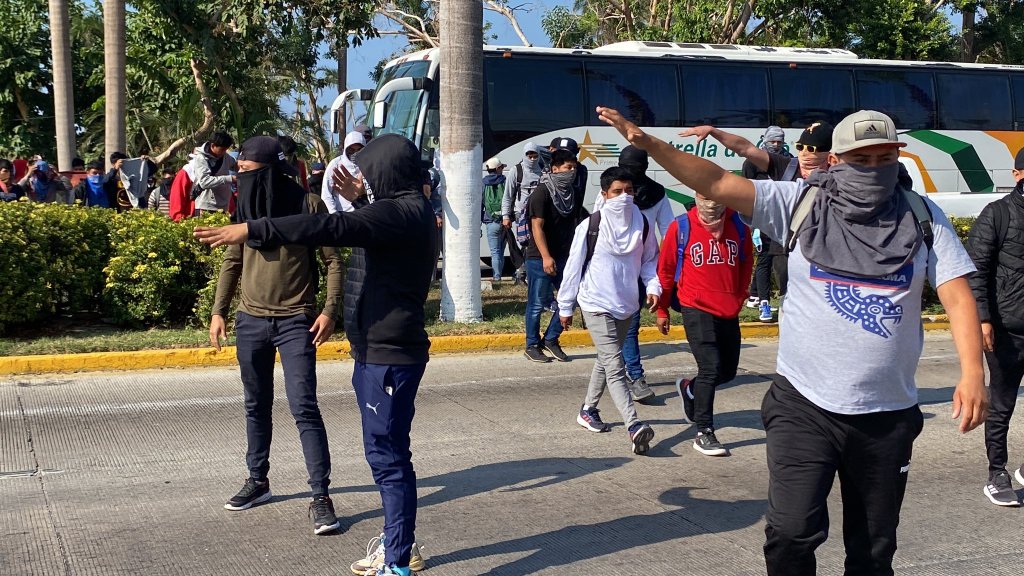 Se realiza primera audiencia por asesinato de Yanqui Kothan; normalistas exigen justicia - normalistas-en-juzgados-federales-de-acapulco-por-audiencia-de-asesinato-de-companero-1024x576