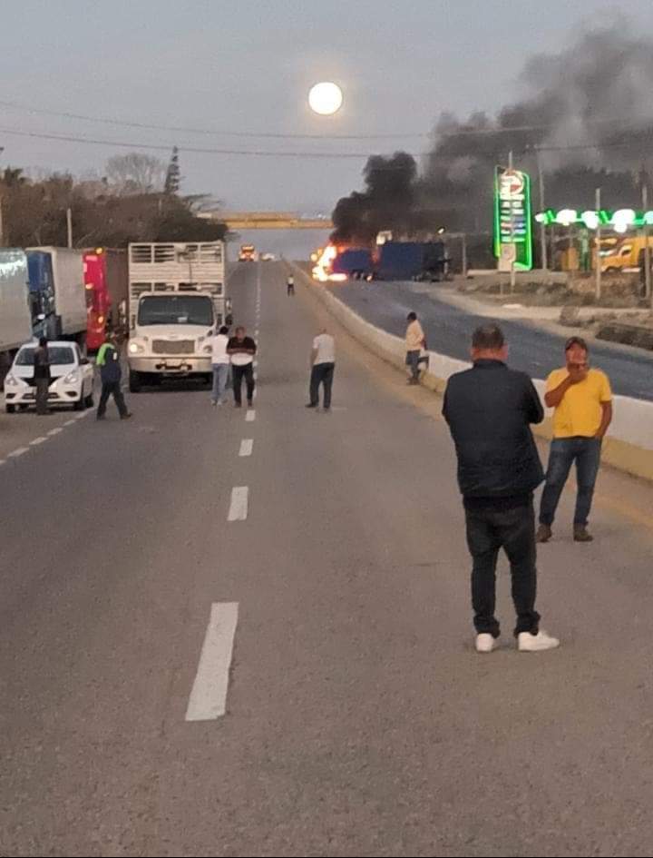 #Video Grupos del crimen organizado se enfrentan en Chiapas - trailer-incendiado-en-chiapas-tras-enfrentamiento-entre-grupos-del-crimen-organizado