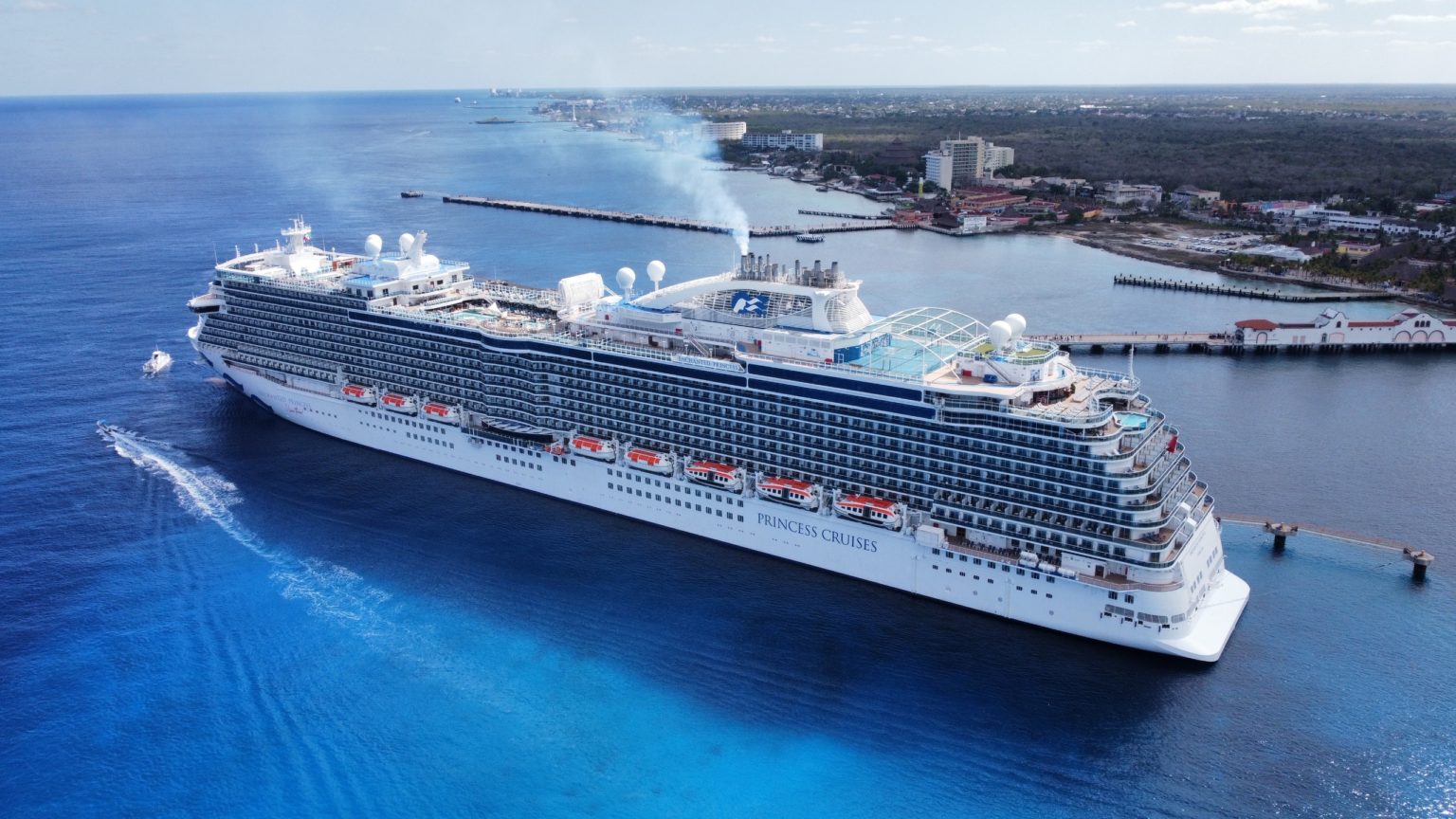 Arriba a Cozumel el Enchanted Princess un crucero de lujo de la clase Royal de Princess Cruises