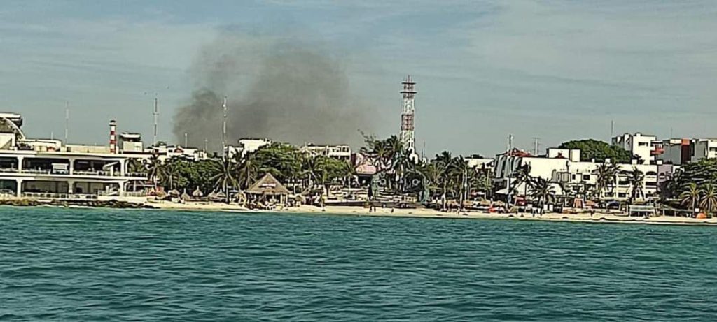 Atienden incendio de basura y maleza en el Centro de Playa del Carmen