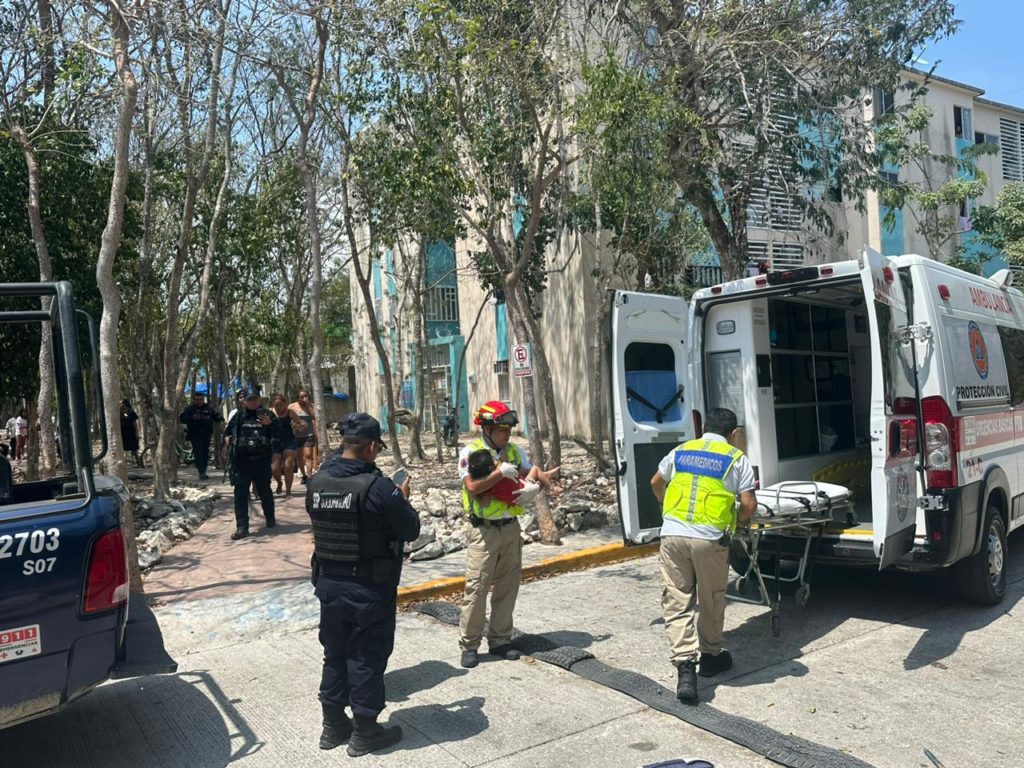 Trasladan de emergencia a un menor al caer de un cuarto piso