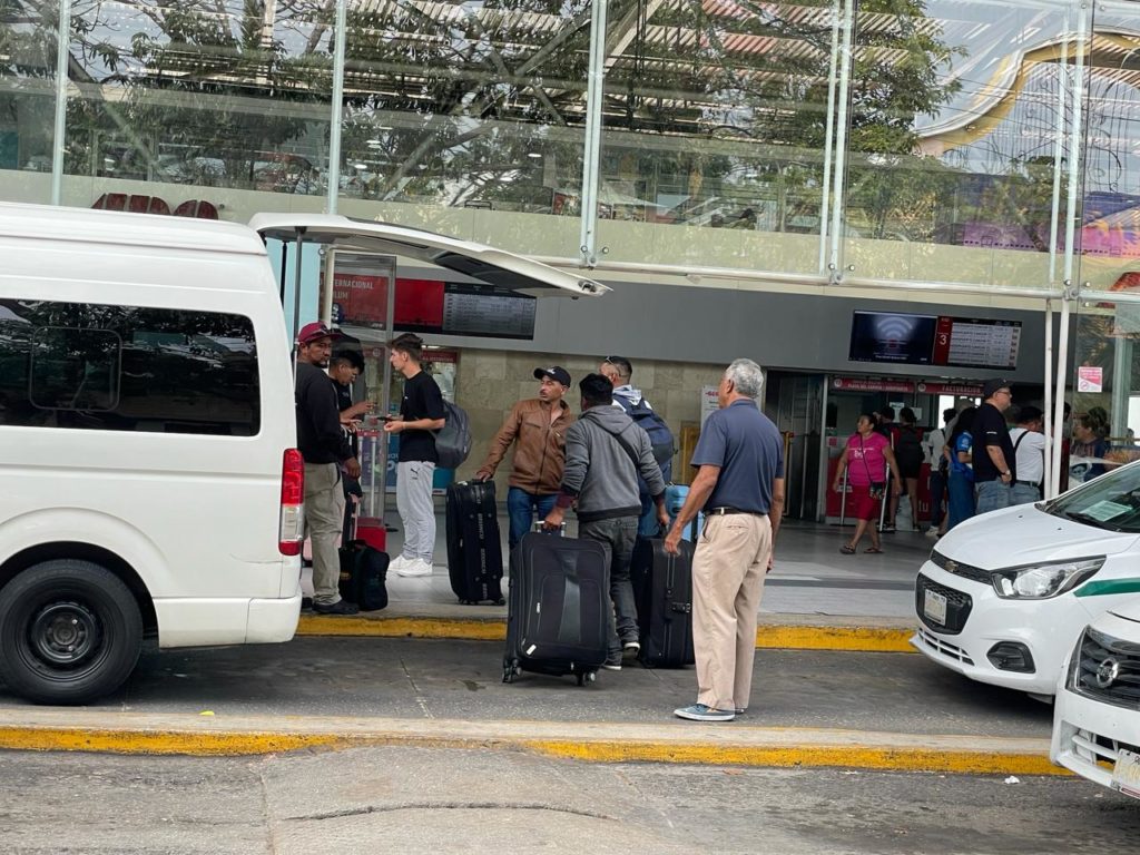 Inicia éxodo de vacacionistas en Cancún