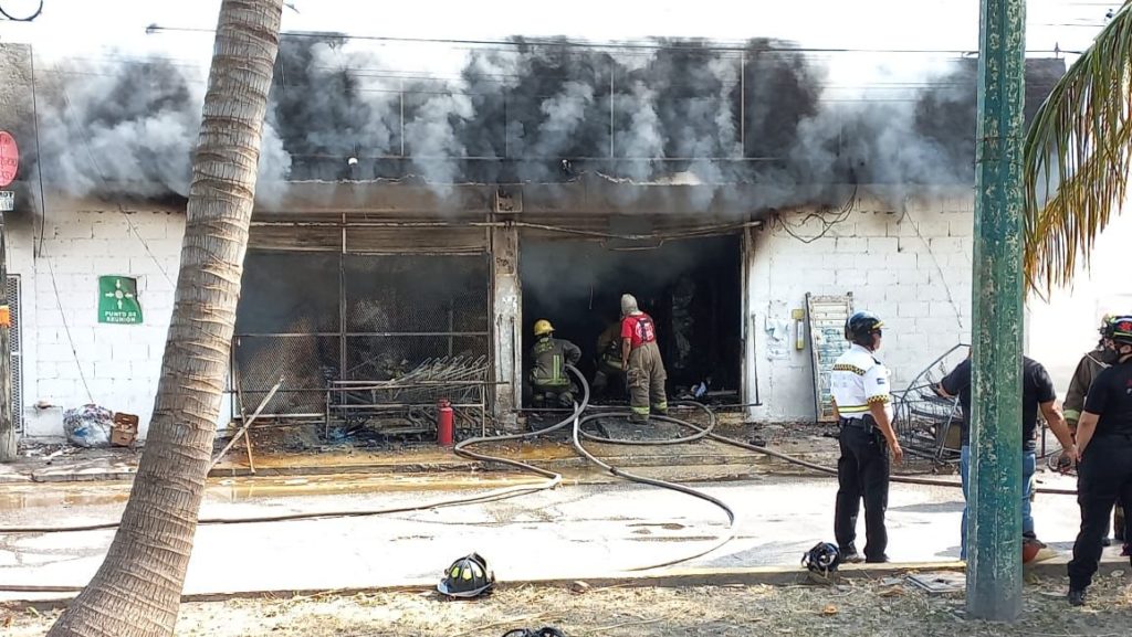 Voraz incendio consume una tienda Dunosusa