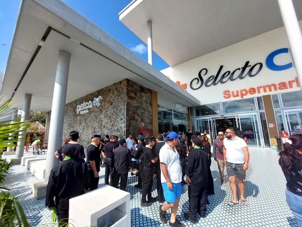 Impiden atraco al almacén de cadena de autoservicio en Tulum