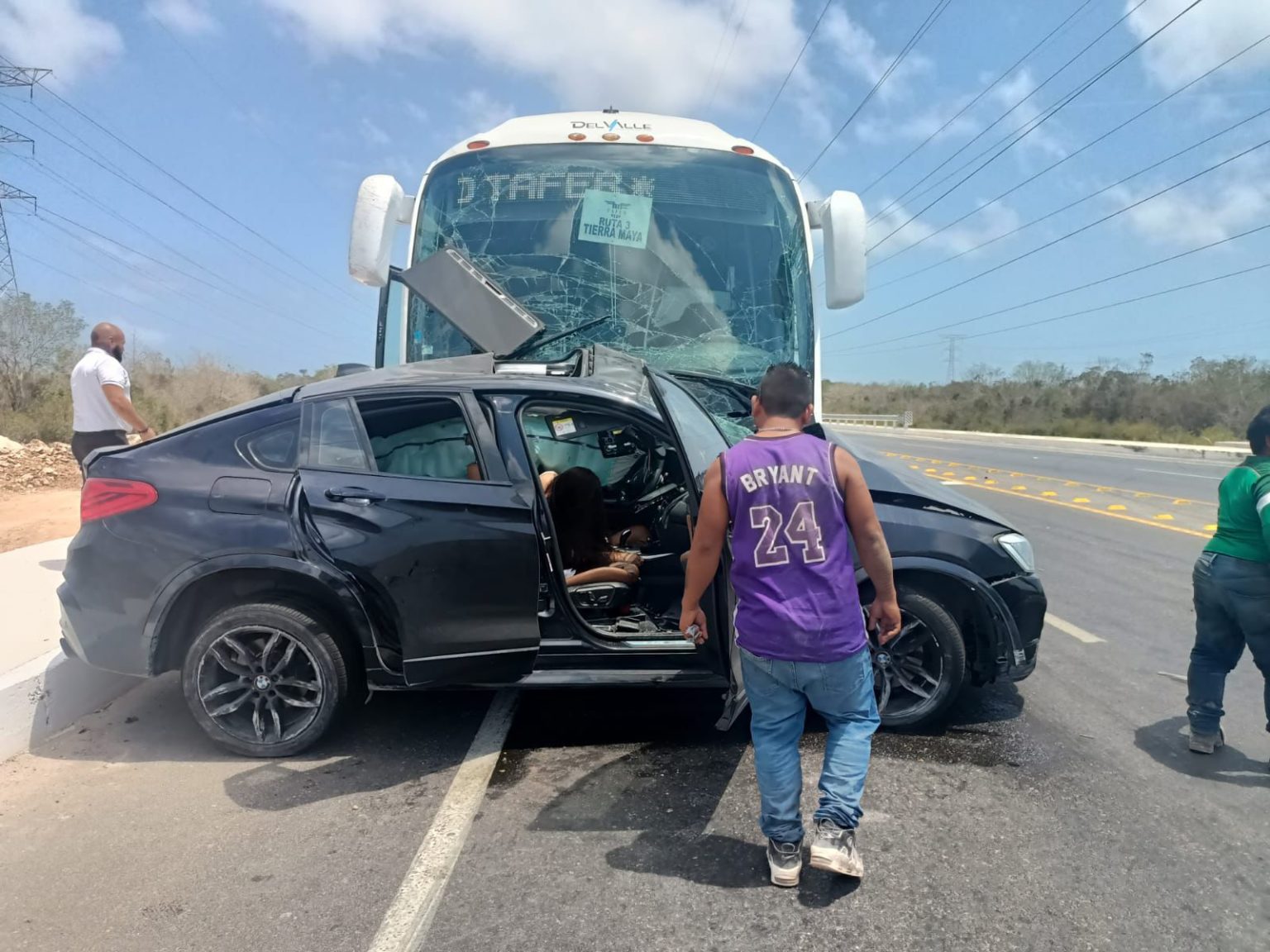 Rescatan a mujer de entre los fierros retorcidos en choque entre dos vehículos en la peligrosa avenida Chac Mool