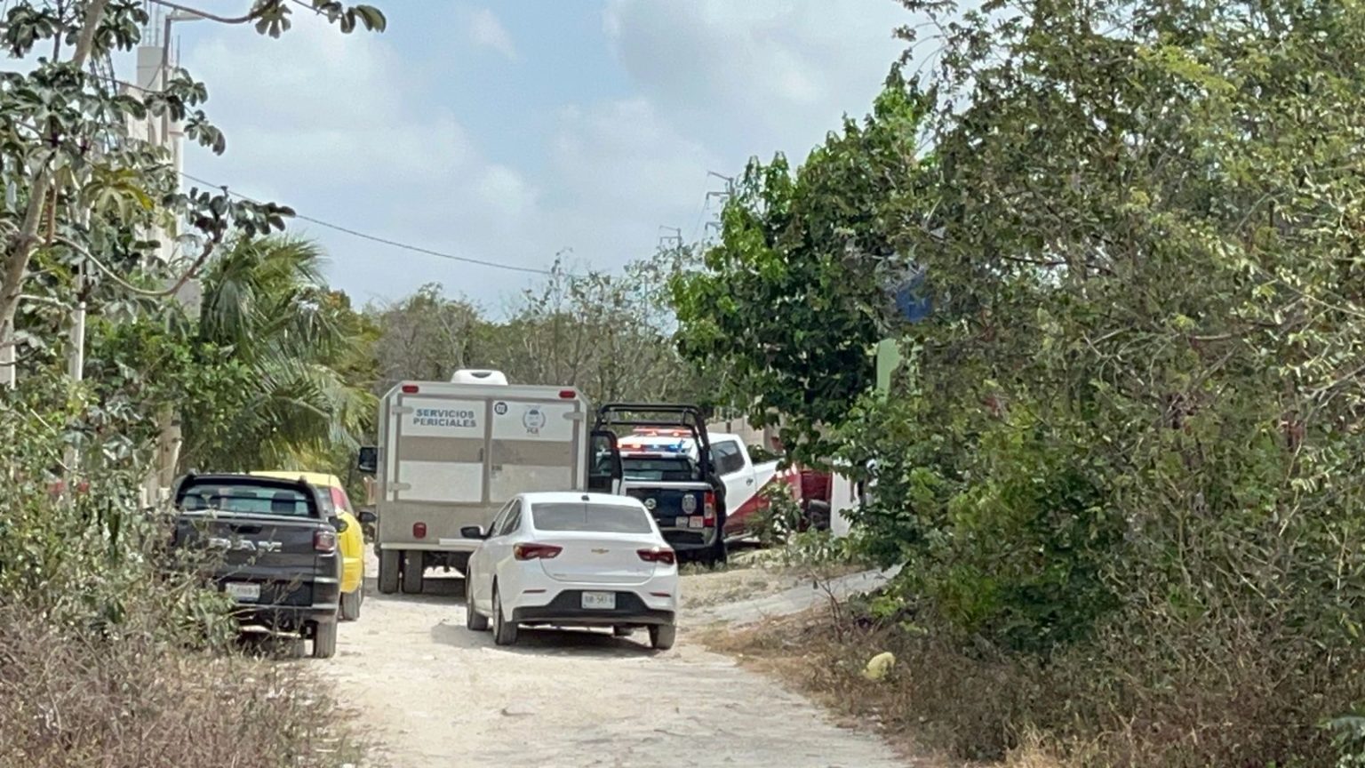 La muerte lo alcanzó mientras chapeaba un terreno, al caerle una barda en Cancún