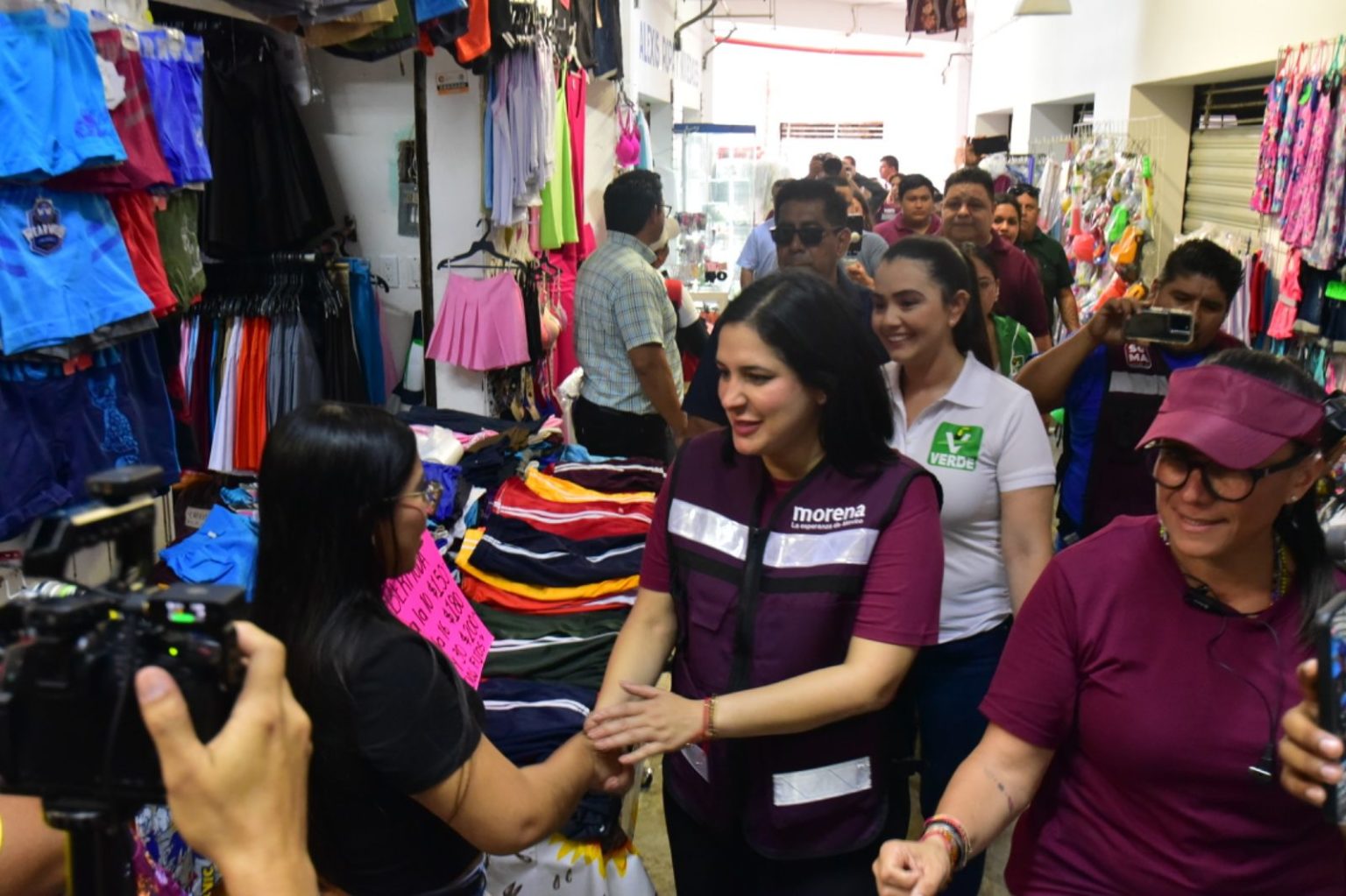 Estefanía Mercado vista a los locatarios del mercado Diana Laura