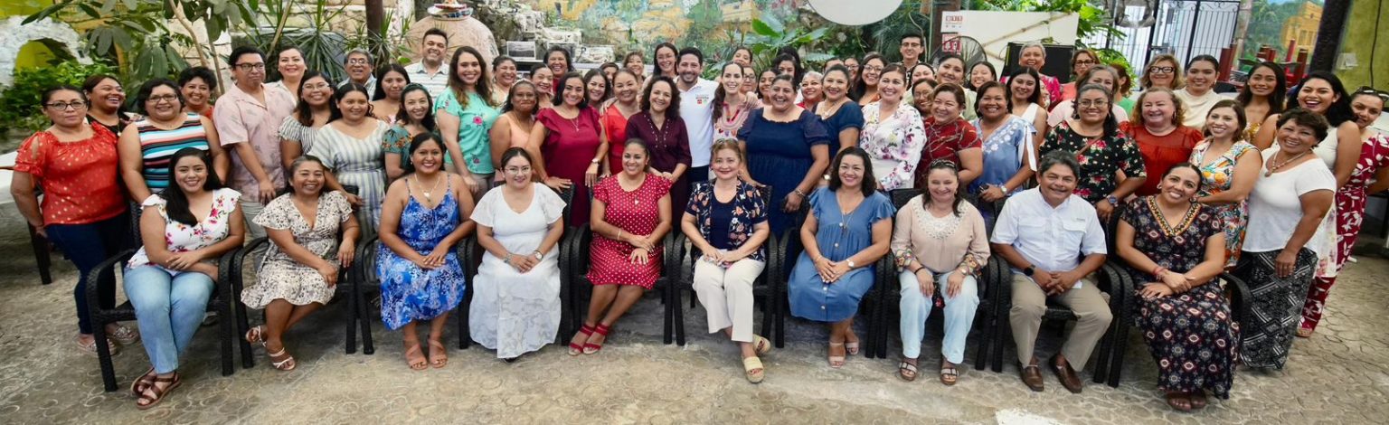 Celebra Renán Sánchez el día de la educadora con profesoras de Cozumel