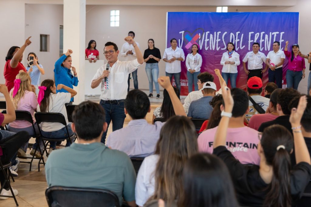 Promete Raúl Aguilar escuchar a jóvenes desde el Congreso