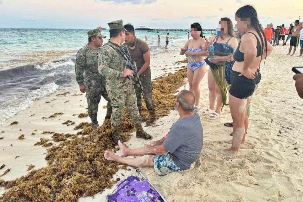 Rescatan marinos a una persona de la tercera edad al ser arrastrado por el mar en Playa del Carmen