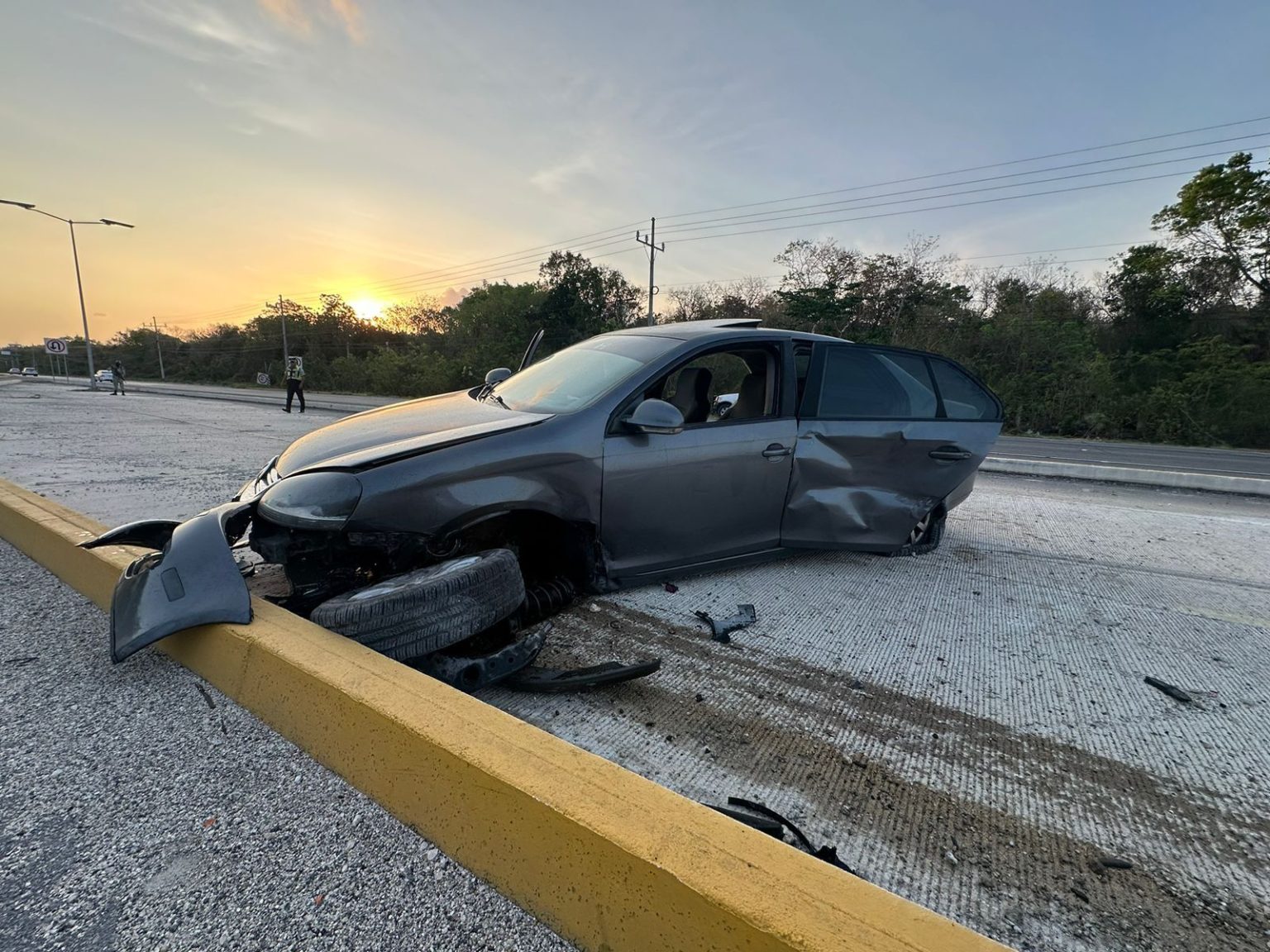 Destruye su auto para abandonarlo en la carretera 307