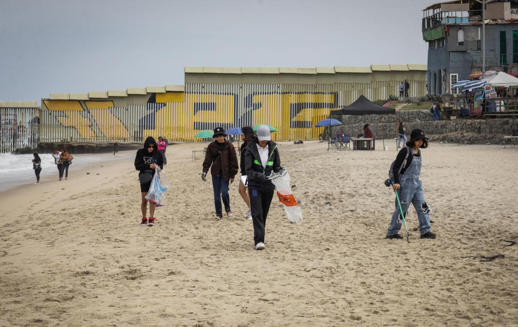 Ambientalistas combaten la contaminación binacional de las playas de Tijuana - organizaciones-llevan-a-cabo-jornada-de-limpieza-en-playa-de-tijuana-1024x646