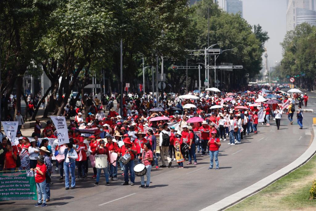 Maestros exigen “voluntad” a López Obrador para lograr mejoras laborales - marcha-de-maestros-sobre-paseo-de-la-reforma-1024x683