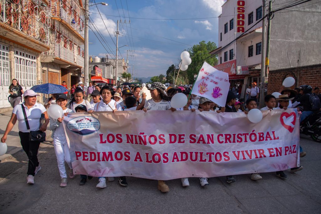 ONG y padres de familia marchan contra desapariciones de menores en Chiapas. Foto de EFE