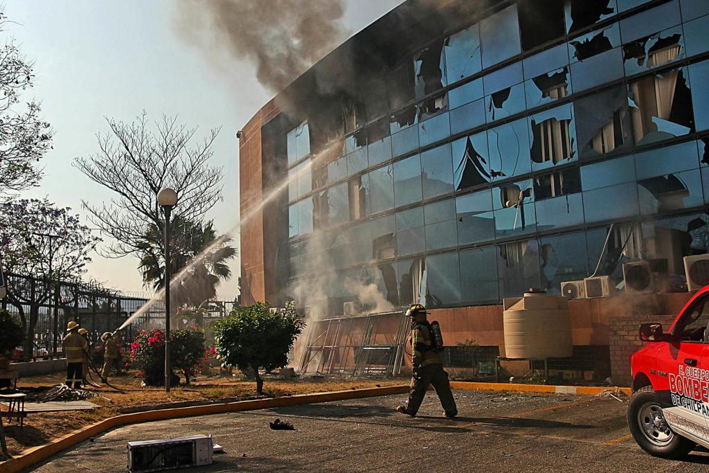 Protesta de normalistas en Guerrero deja 19 autos y un edificio dañados - vandalizacion-de-palacio-de-gobierno-de-guerrero-1024x683