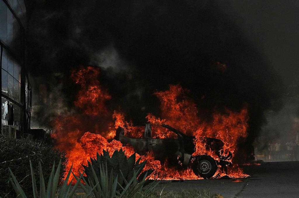 Protesta de normalistas en Guerrero deja 19 autos y un edificio dañados - vehiculo-incendiado-en-guerrero-1024x679