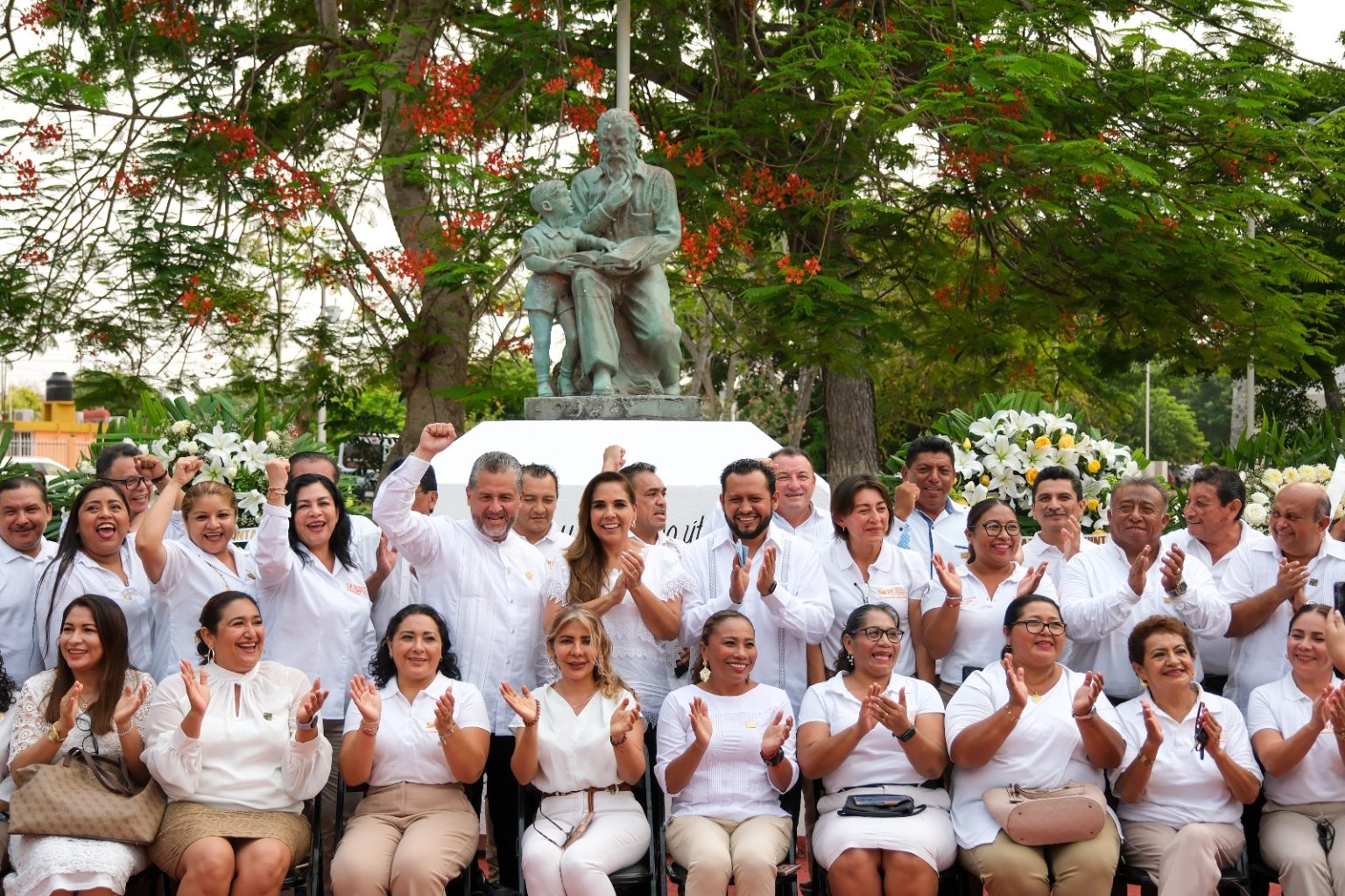 Ofrenda floral y guardia de honor en el Parque al Maestro, en Chetumal