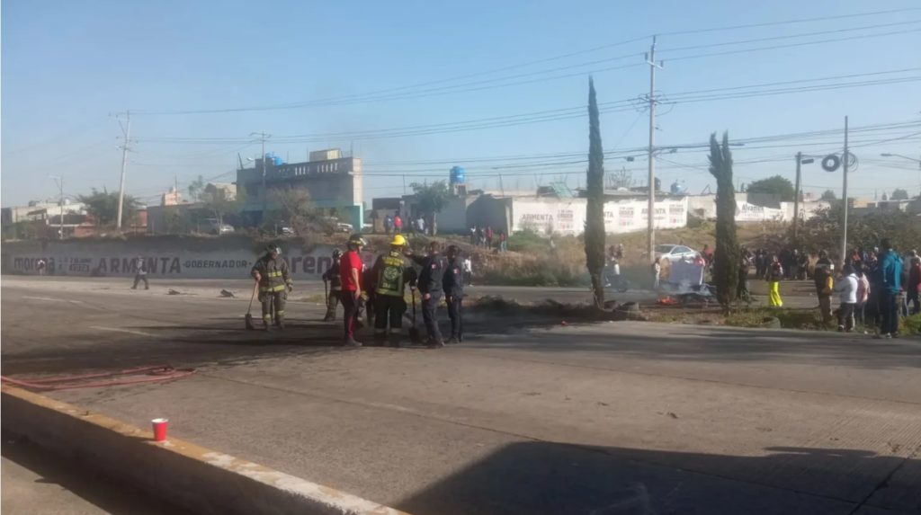 Autopista México-Puebla, afectada por mantenimiento y bloqueos