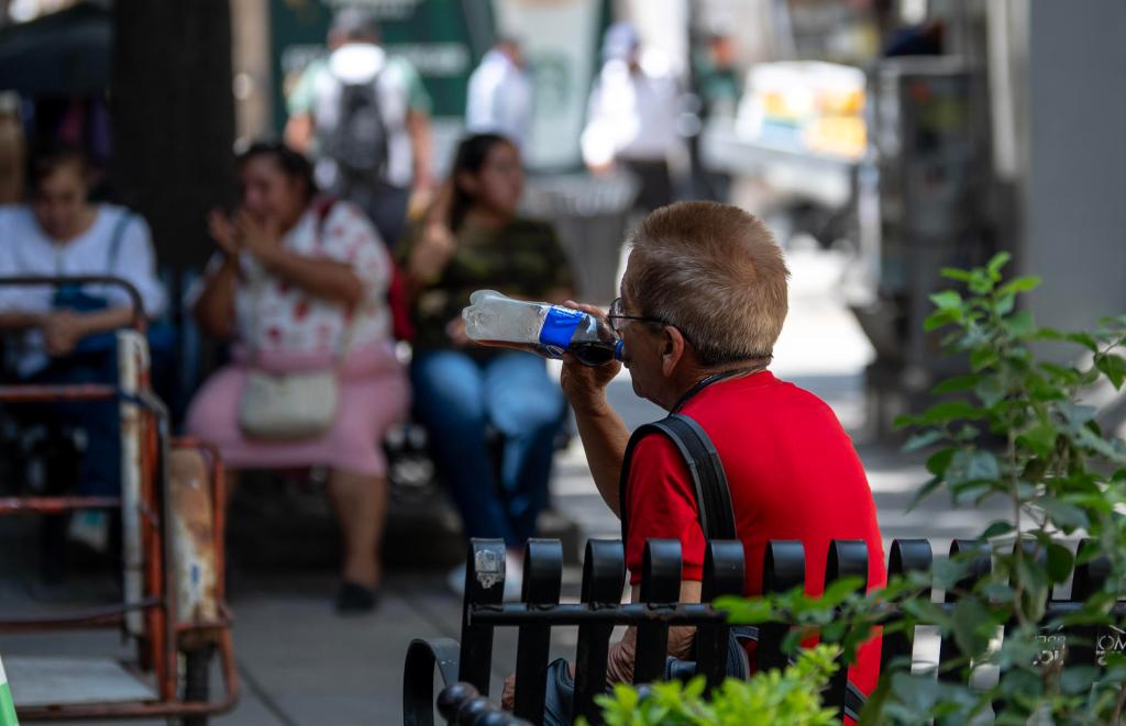 El norte de México se prepara para el pico de la actual onda de calor con 45 grados - mujer-se-hidrata-en-monterrey-por-el-intenso-calor-1024x661