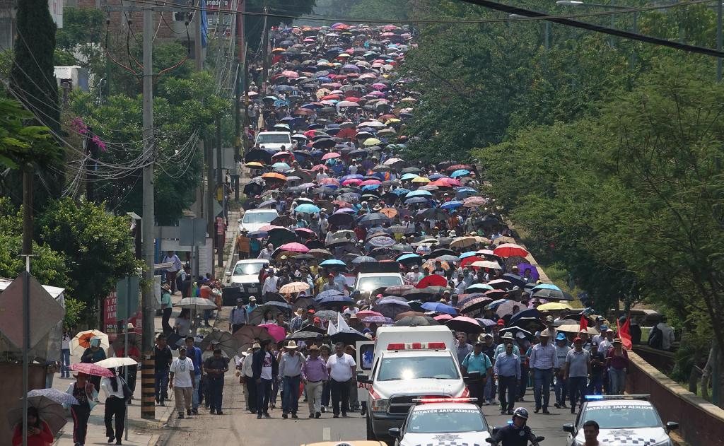 Maestros realizan paro en Oaxaca para presionar ante elecciones - planton-profesores-oaxaca1-1024x631