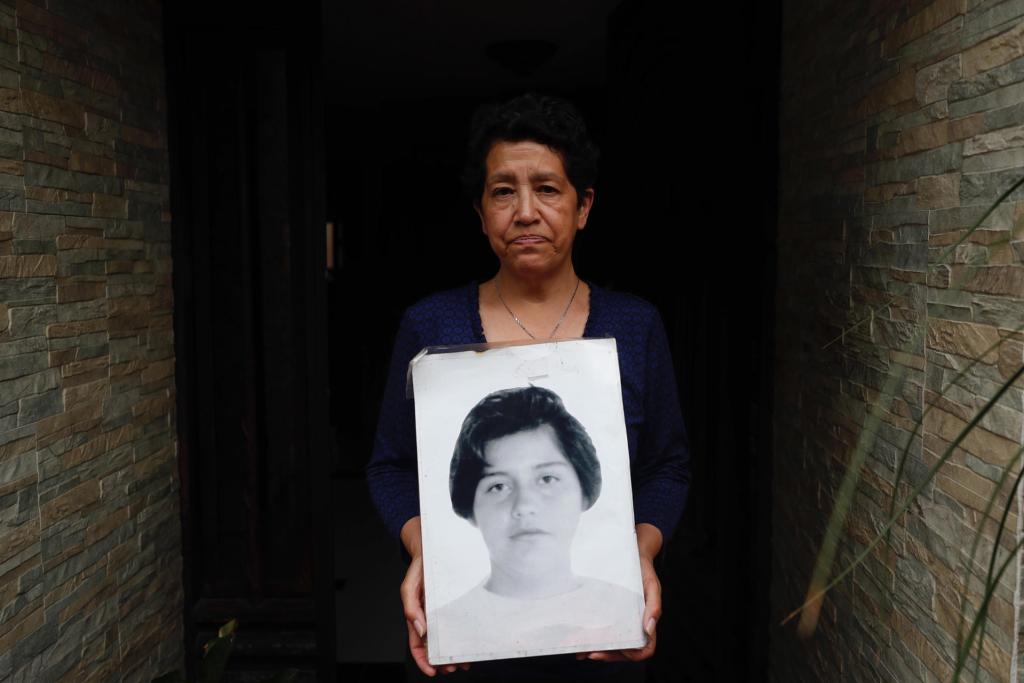 Mamás e hijos de víctimas de feminicidio marcan el Día de las Madres en México - maria-antonia-marquez-con-foto-de-su-hija-nadia-mucino-1024x683
